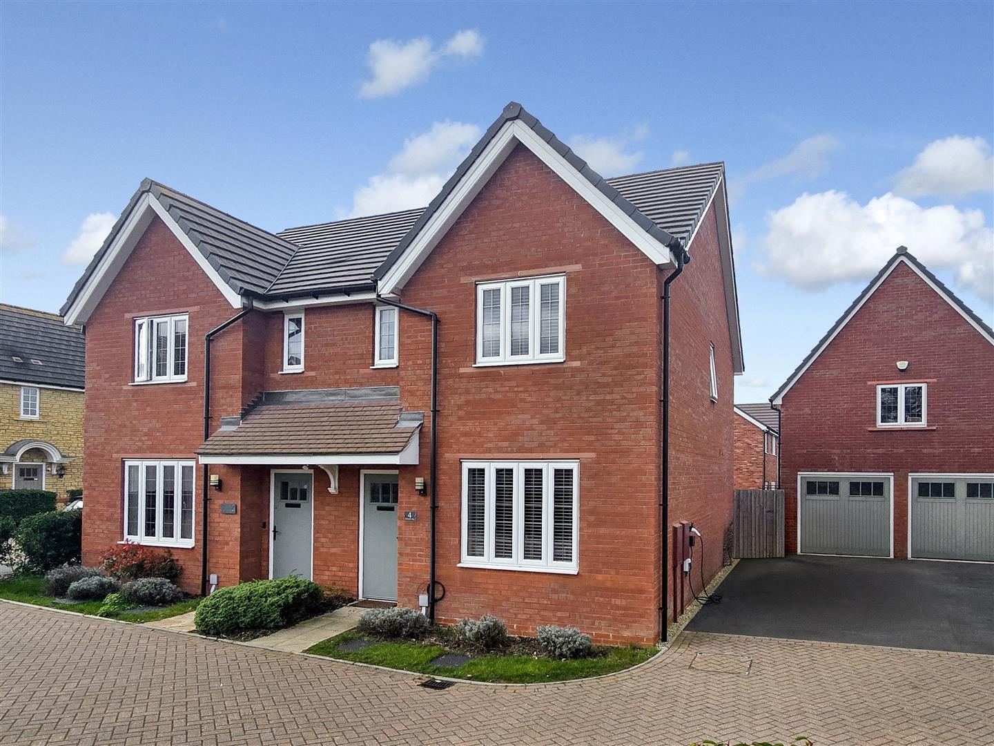 3 bed property in Pierrepoint Way, Milton Keynes